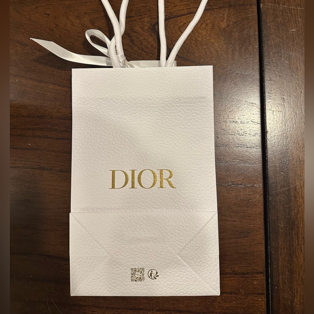 Dior Elegant White Bag with Gold Logo and Ribbon - Picture 4 of 6